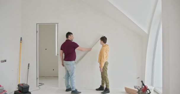 Familienbande Bei Einem Renovierungsprojekt Für Eigenheime Vater Und Sein Kleiner — Stockvideo