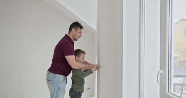 Son Uses Level Ensure Precision Showcasing Patience Skills Father Son — Stock Video