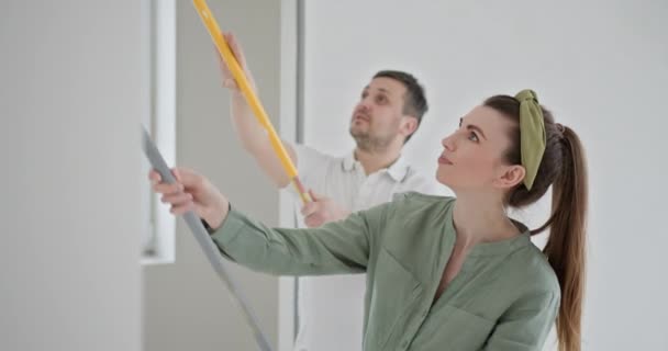 Casal Jovem Envolve Melhoria Casa Como Eles Pintam Paredes Seu — Vídeo de Stock