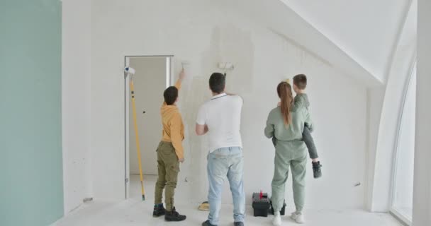 Uma Família Está Ativamente Envolvida Projeto Renovação Casa Diy Pintando — Vídeo de Stock