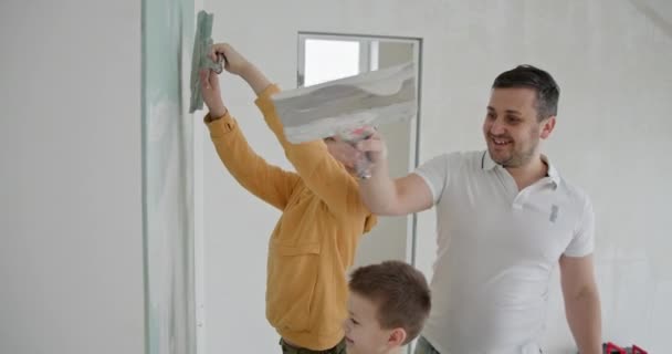 Rodinný Okamžik Během Projektu Rekonstrukce Domu Kdy Otec Jeho Děti — Stock video