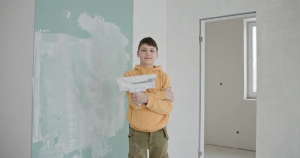 Niño Joven Con Una Sudadera Amarilla Sosteniendo Rodillo Pintura Encuentra — Vídeos de Stock