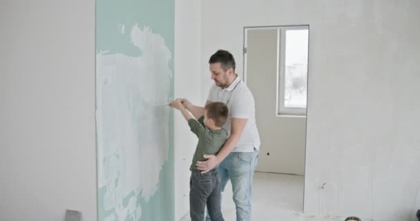 Der Vater Und Sein Kleiner Sohn Sind Dabei Die Wände — Stockvideo