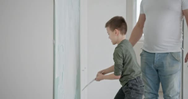 Сердечна Сцена Сім Відновлює Свій Будинок Батьком Молодим Сином Який — стокове відео