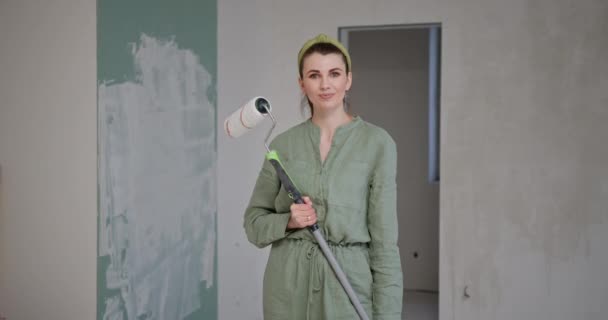 Młoda Kobieta Pewnie Trzyma Wałek Malowania Podczas Remontu Nowego Mieszkania — Wideo stockowe
