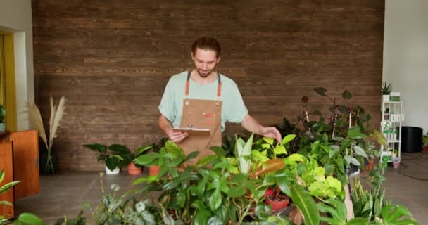 Virágüzlet Ember Koncepció Kisvállalkozói Növénygondozási Koncepció Egy Férfi Kertész Szeretettel — Stock videók