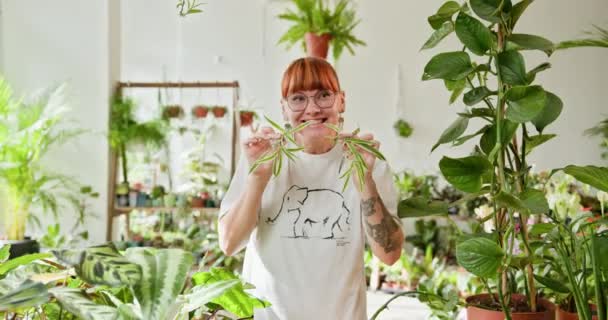 Una Alegre Jardinera Disfrutando Tiempo Rodeada Exuberante Vegetación Vibrante Espacio — Vídeos de Stock