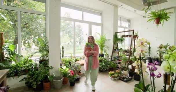 Flower Shop Malý Obchod Samice Zahradník Rád Péči Různé Svěží — Stock video