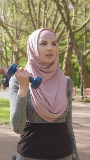 Vertikal Skärm Sportig Kvinna Aktiva Kläder Och Hijab Håller Tung — Stockvideo