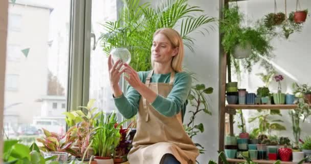 Krásná Blondýnka Středního Věku Majitelka Obchodu Květinami Květináčích Zahradnické Sadě — Stock video