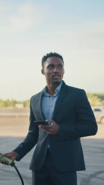 Ecran Vertical Aproape Omul Afaceri Afro American Costum Folosind Smartphone — Videoclip de stoc