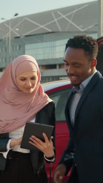 스크린 수트에 아프리카 사업가와 이야기하면서 디지털 태블릿을 사용하여 히잡에 무슬림 — 비디오
