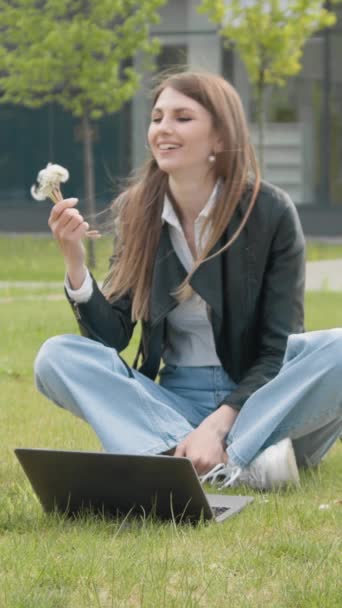 Vertical Screen Young Stylishly Dressed Girl Sitting Park Grass Computer — Vídeo de stock