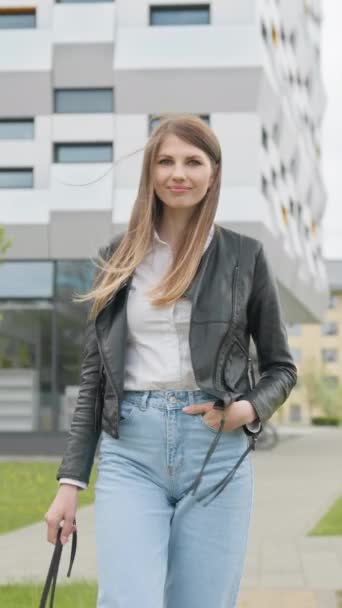 Pystysuora Näyttö Opiskelija Tyttö Reppu Kävely Yliopiston Rakennukseen Iloinen Hymyilevä — kuvapankkivideo