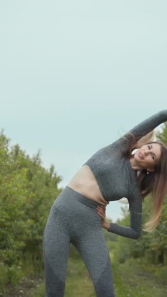Vertikální Obrazovka Žena Běžec Protáhnout Paže Před Cvičením Letní Park — Stock video