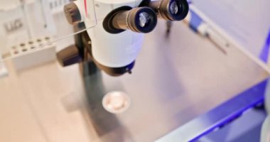Parlak Tıp Laboratuvarı 'nda Mikroskop Altındaki Bakışları Analiz Eden Güzel Mikrobiyolog. Araştırma öğrencisi bilim adamının portresi. Teknolojik Ekipmanlı Modern Laboratuvar