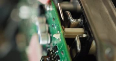 Tamir edilen elektronik devre kartının detaylı görüntüsü. Elektronik tamirinde karmaşık bileşenler ve hassas çalışmalar gösteriyor. EV onarım konsepti. Otomatik servis, elektrikli araç motoru