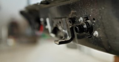 Otomotiv üretim hattındaki elektrikli bir aracın lityum iyon pil bileşeninin yakın görüntüsü. Ayrıntılı görüntü bağlantıları ve teknik yönleri vurguluyor. Elektrikli araba..