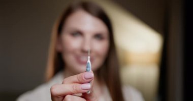 Diş tellerini temizlemek için kullanılan ortodontik fırçayı tutan genç bir kadının yakın çekimi. Ağız temizliği ve sağlık hizmetlerine odaklan. Diş tellerinin düzgün aletlerle korunması kavramı. Diş ParçalarıComment.