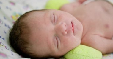 Sezaryenden sonra hastanede prematüre bebek. Yenidoğan yoğun bakım ünitesi, prematüre bebek tıbbi kuvözde dinleniyor. Hastanede prematüre yeni doğmuş bebek.