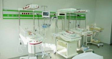 Yenidoğan bebekler, inkübatörlü ve tıbbi ekipmanlı yoğun bakım ünitesinde. Yeni doğanlar büyüme ve sağlık dengelenmesi için kritik bakım desteği alıyorlar. Modern hastane sağlık hizmetleri