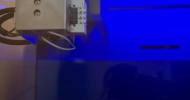 Mavi ışıklı laboratuvar ekipmanı. Mavi ışıkla aydınlatılmış yüksek teknoloji laboratuvar ekipmanları. Bilimsel araştırma, teknoloji ve yenilik açısından gelişmiş makine bileşenleri