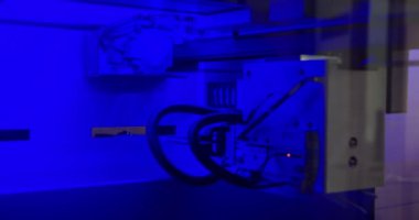 Mavi ışıkla aydınlatılmış yüksek teknoloji laboratuvar ekipmanları. Bilimsel araştırma, teknoloji ve yenilikler için gelişmiş makine bileşenleri. Mavi Işıklı Laboratuvar Ekipmanı