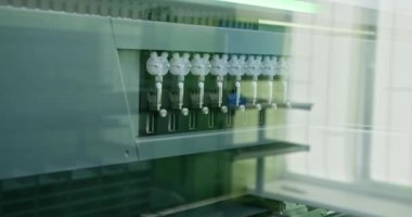 Otomatik pipetleri olan modern laboratuvar ekipmanları. Sıvı kullanımı için kullanılan yüksek teknolojili makineler. Bilimsel araştırma laboratuvarında etkili bir otomatik işlem..