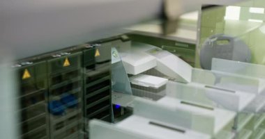 Laboratuvar ekipmanları. Otomatik pipetleri olan modern laboratuvar ekipmanları. Sıvı kullanımı için kullanılan yüksek teknolojili makineler. Bilimsel araştırma laboratuvarında etkili bir otomatik işlem.