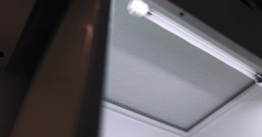 Mezuniyet silindiri, deney tüpü ve konik matara da dahil. Modern araştırma tesislerinde deneyler ve ölçümler için kullanılan bilimsel aletler. Laboratuvar ekipmanları.