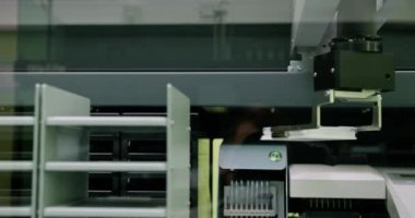 Bilimsel araştırma ve test için kullanılan otomatik laboratuvar ekipmanının yakın çekimi. Modern Teknoloji Hassas ve Verimli Laboratuvar Teknikleri. Modern Araştırma Tesisinde Otomatik Laboratuvar Ekipmanı