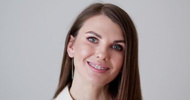 Cilalı, yetenekli ve kendine güvenen bir iş kadını profesyonelliğini temiz bir geçmişe karşı zarafetle sergiliyor. Kendinden emin ve başarılı bir iş kadınını Güçlü bir şekilde gösteriyor.