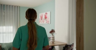 Hastalar ve Aileler İçin Sağlık Hizmeti Ayarında Bakım ve Merhametli Etkileşim. Şefkatli bir bakıcı, parlak bir odada bir hastaya yaklaşır. Yürekten bir ilgi ve destek gösterir.