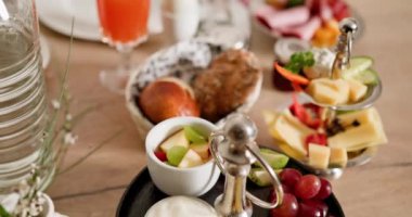 Taze meyve, krem peynir ve karidesten oluşan renkli bir kahvaltı. Keyifli bir kahvaltı için ideal. Fresh Fruits ve Fine Cheese Delights 'ın sunduğu Lezzetli Kahvaltı Tabağı' nın tadını çıkarın.