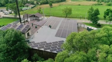 Bir evin çatısına güneş enerjisini dönüştüren güneş panelleri kuran işçiler. Özel ekipteki işçiler güneşli hücrelerin kurulumu hakkında konuşuyorlar. Çeviri: Luzhansky 2.