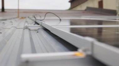 Güneş panelini kapatın, Dau House 'a güneş panelleri kurun. Modern güneş panellerinin onarılması ve bağlanması. Terasa kurulmuş sürdürülebilir enerji güneş panelleri dizileri.