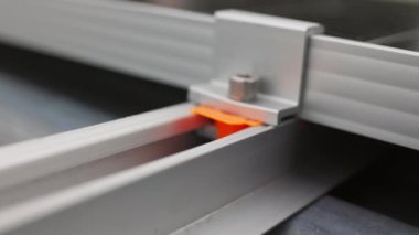 Yükselen güneş panelini kapatın, evin çatısına güneş panelleri kurun. Modern güneş panellerinin onarılması ve bağlanması. Bir güneş çiftliğinde metal tabanlı fotovoltaik paneller kur.