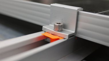 Yükselen güneş panelini kapatın, evin çatısına güneş panelleri kurun. Modern güneş panellerinin onarılması ve bağlanması. Bir güneş çiftliğinde metal tabanlı fotovoltaik paneller kur.