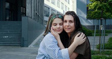 Genç kızı olan modern bir anne şehir binasının yakınındaki açık havada kucaklaşır. Kafkas ailesi açık havada vakit geçirmeyi sever. Anne kızını sevgiyle kucaklıyor, bir bağ ve sevgi anı yaratıyor..