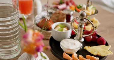 Taze meyve, yoğurt ve meyve suyu ile çeşitli sağlıklı kahvaltı. Diğer lezzetli malzemelerle birlikte ananas, mandalina ve elma dilimleri. Besleyici ve dengeli beslenme kavramları için ideal.