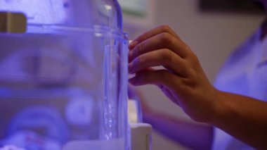 Bir klinikteki yenidoğan fototerapi ünitesinin yakından görüntüsü ultraviyole ışık sistemini gösteriyor..