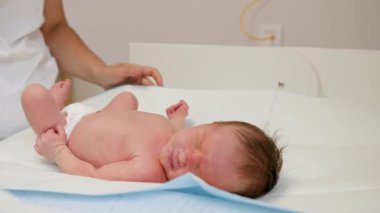 Yeni doğmuş bir bebek, klinik ortamında fototerapi görüyor, tıbbi bakım gösteriyor ve ultraviyole ışık kullanıyor..