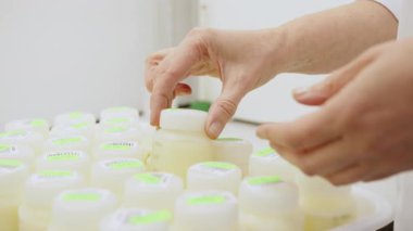 Bireyin elinde bir şişe donör anne sütü var. Kaynağı tıbbi bir ortamda sergiliyor..