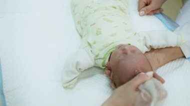 Gelişmekte olan fetüsü gösteren ultrason taraması. Görüntü, hamilelik süresince bir bebeğin büyümesini izlemek için kullanılan tıbbi bir tanı aracıdır..