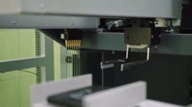 Endüstriyel robot kolunun yakın çekimi. Makinelerin üretim ortamındaki hassasiyetini vurgulayan detaylı bir çekim. Endüstriyel Robot Kol Yakın plan