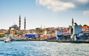 İstanbul, Türkiye, 14 Temmuz 2021, Pier Emineny, şehir, cami ve Galat Köprüsü manzaralı. Boğazdaki yolcu gemileri ve tekneleri, insanlar rıhtıma yürür.