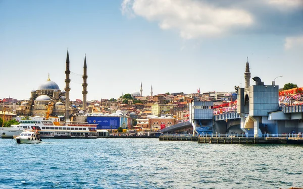 İstanbul, Türkiye, 14 Temmuz 2021, Pier Emineny, şehir, cami ve Galat Köprüsü manzaralı. Boğazdaki yolcu gemileri ve tekneleri, insanlar rıhtıma yürür.