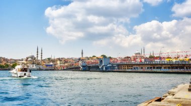 İstanbul, Türkiye, 14 Temmuz 2021, Pier Emineny, şehir, cami ve Galat Köprüsü manzaralı. Boğazdaki yolcu gemileri ve tekneleri, insanlar rıhtıma yürür.