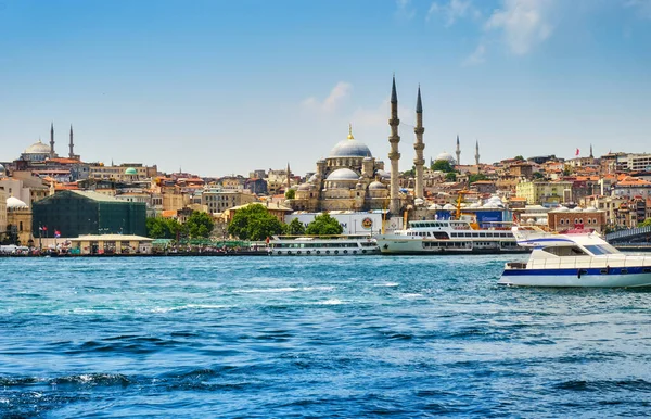 İstanbul, Türkiye, 14 Temmuz 2021, Pier Emineny, şehir, cami ve Galat Köprüsü manzaralı. Boğazdaki yolcu gemileri ve tekneleri, insanlar rıhtıma yürür.