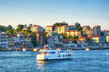 Boğaz kıyıları, yatlar, motorlu tekneler, renkli ahşap evler. İstanbul 'un ünlü eski ilçesi, popüler bir turizm beldesi..
